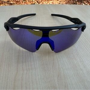 BRAND NEW IN BOX! OAKLEY sunglasses for men with case and extra lenses RADAREV